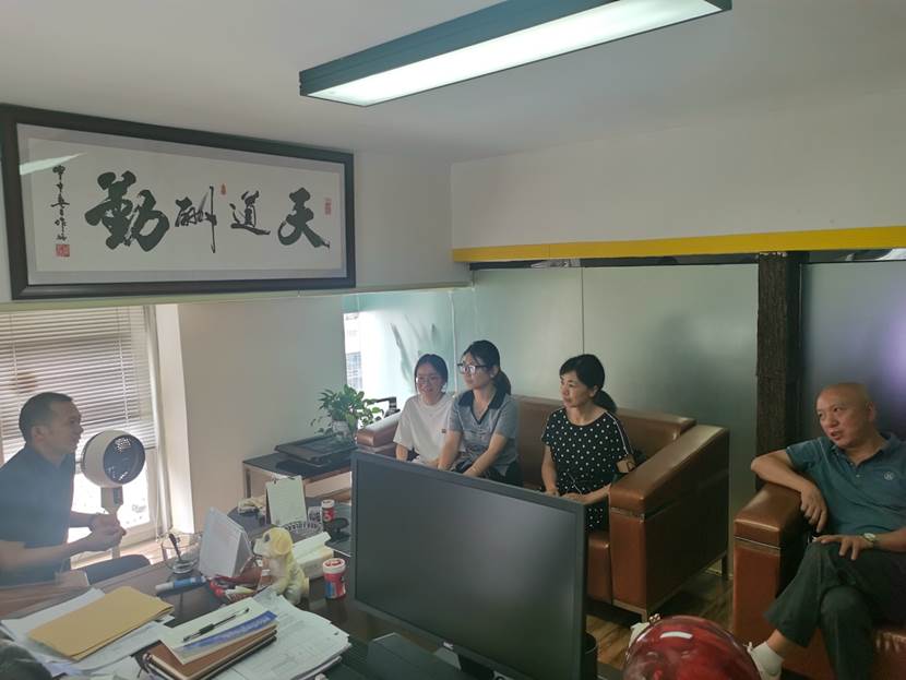 人们在房间里描述已自动生成
